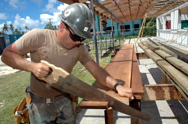 menuisier-PEGOMAS-min_worker_construction_building_carpenter_male_job_build_helmet-893290